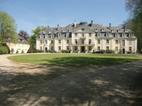 Meerbusch - Ossum-Bösinghoven : Schloßstraße, Schloss Pesch ist von drei Nebengebäude umgeben, Hauptgebäude
